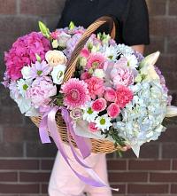 Композиция солнечный день в Макариху Цветочная композиция из Розы, Хризантемы, Пионы и Лизиантусы в корзине в Макариху