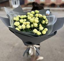 Букет Белые кустовые розы Солинеро в Макариху