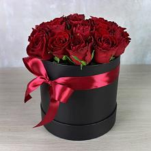 Цветочная композиция из Розы в шляпной коробке в Макариху